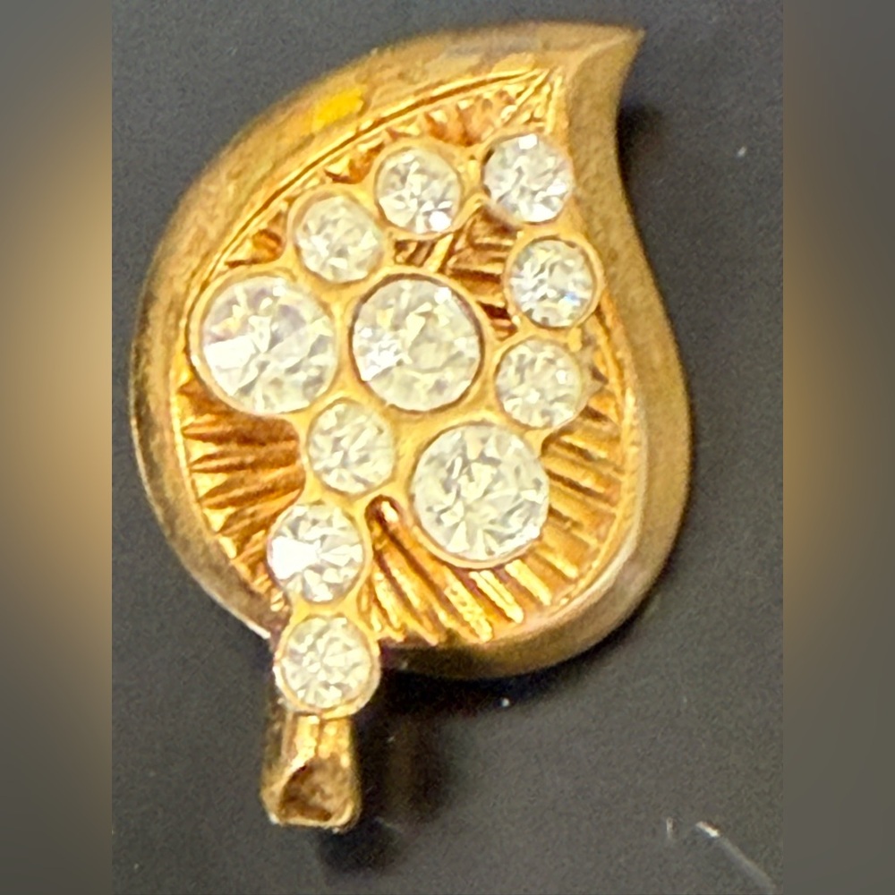 Vintage gold toned rhinestone Small Leaf Brooch Rivet Pin 3-D‎